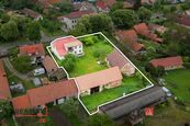 Velký rodinný dům s potenciálem situovaný v klidné vesnici Skochovice nedaleko Nového Bydžova, cena 5690000 CZK / objekt, nabízí 