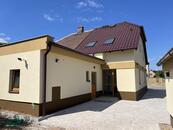 Prodej RD po kompletní reko. dvě bytové jednotky zahrada 710 m2 , cena 6800000 CZK / objekt, nabízí 